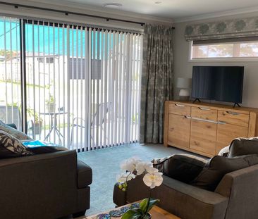 FULLY FURNISHED - 12 MONTH FIXED TERM - Photo 1