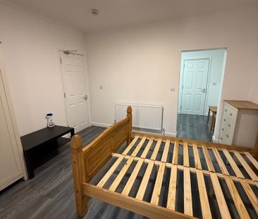 1 bedroom in a house share to rent - Photo 4