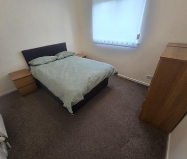 2 bedroom end of terrace house to rent - Photo 2