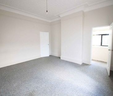 Oversized one bedroom apartment! - Photo 2