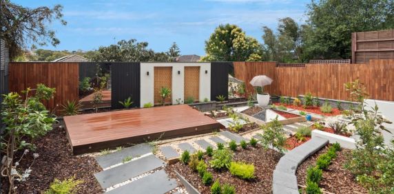 Luxury Family Residence + Self Contained Accommodation! - Photo 2