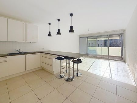 Appartement spacieux, traversant et lumineux de 5 pièces avec en sus un parking intérieur à CHF 200.-/mois. Bail d'une durée de 5 ans, renouvelable de 5 ans en 5 ans. - Foto 2