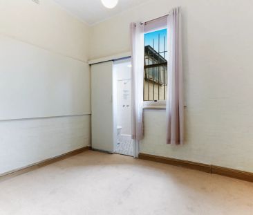 Large Garden Apartment - Photo 3