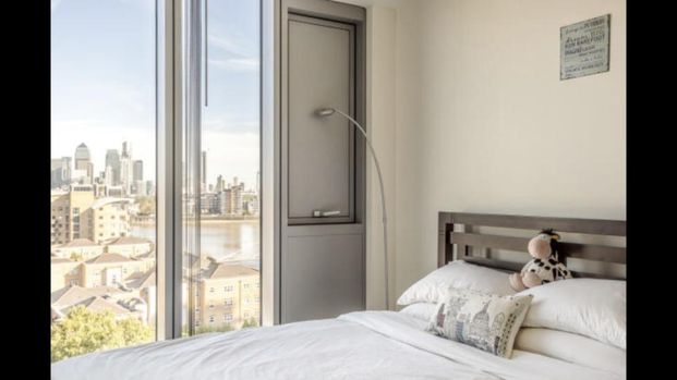 Double room with a view in a spacious 3-bedroom apartment. - Photo 1