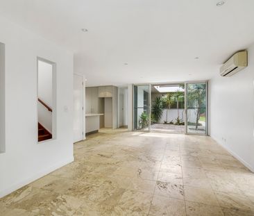 Executive home close by the river - Photo 3