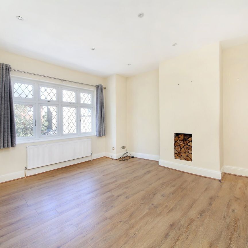 St James's Drive, London, SW17 - Photo 1
