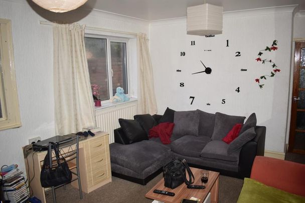 2 bedroom ground floor flat to rent - Photo 1