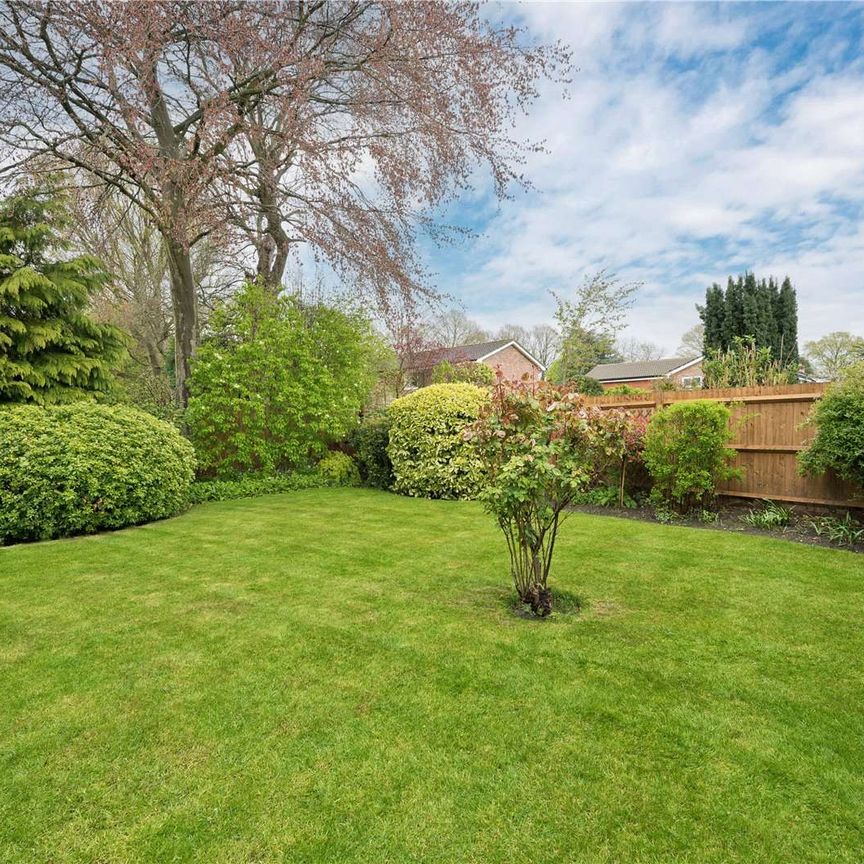 A beautiful five bedroom detached cottage with a separate studio annexe. - Photo 1