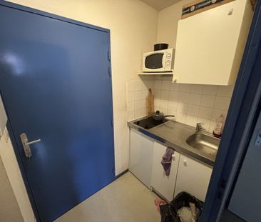 STUDIO MEUBLÉ DANS RÉSIDENCE SÉCURISÉE AVEC STATIONNEMENT - Photo 4