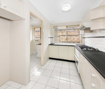 FRESHLY PAINTED 2 BEDROOM UNIT WITH SPLIT SYSTEM AND GAS COOK TOP! - Photo 3