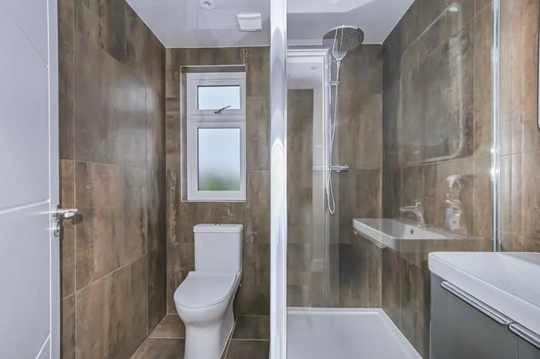 5 bedroom semi-detached bungalow to rent - Photo 1