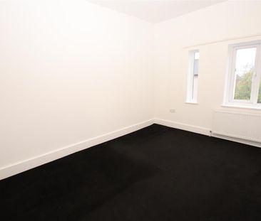 2 bedroom Flat to let - Photo 2