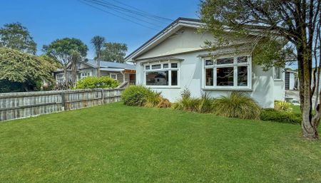 AVONSIDE: 3 BEDROOMS, 1 BATHROOM, 2 HEATPUMPS, DOUBLE GARAGE - Photo 5