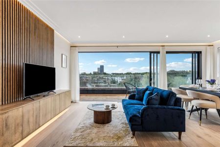 A stunning three bedroom penthouse with views across London - Photo 5