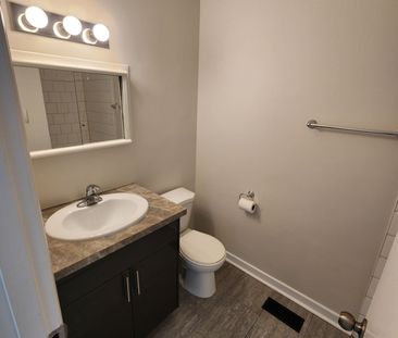 For Lease - 98 Corby Crescent Unit# 1, Brampton, Ontario - Photo 4