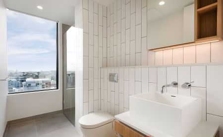 Spacious 2-Bedroom & 2-Bathroom Apartment in Prime Location - Photo 3