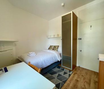 Flat 306 Fulham Palace Road, Fulham W6 9HH - Photo 2