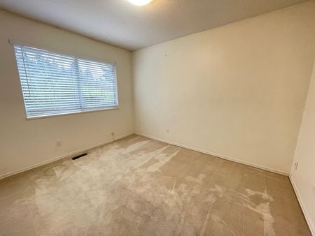 Spacious and Bright Three Bedrooms Plus Games Room (4th Bed) and Three Bathrooms - Photo 5