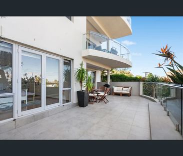 Elevated Ground Floor Apartment - Photo 3