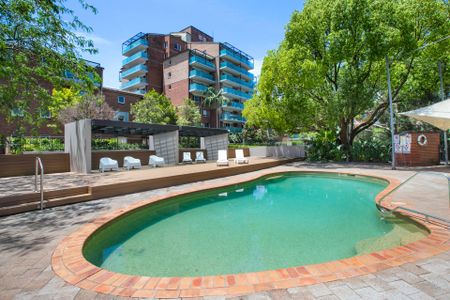 Modern 2 Bedroom Apartment - Photo 2