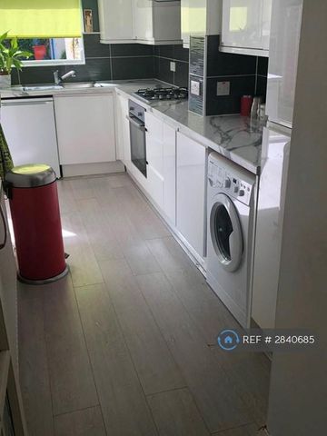 4 bedroom semi-detached house to rent - Photo 3
