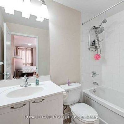 Burnhamthorpe/Confederation Gorgeous 1Bdrm +Den 2Full Washrooms - Photo 4