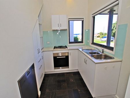 Stylish & Modern Entertainer - Photo 4