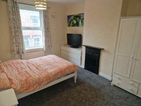2 Bedroom Mid Terraced House for rent in Harold Mount - Photo 3