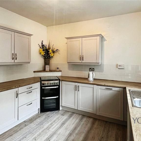 2 bedroom end of terrace house to rent - Photo 1