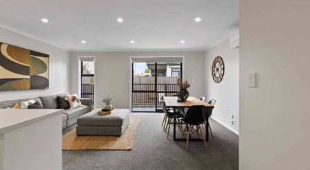 3 Bedroom 3 Bathroom in sought after Hamilton East - pets allowed. - Photo 2