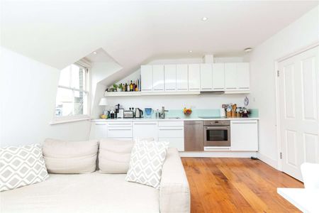 A lovely top floor one bedroom apartment in a period conversion in Arundel Square. - Photo 4