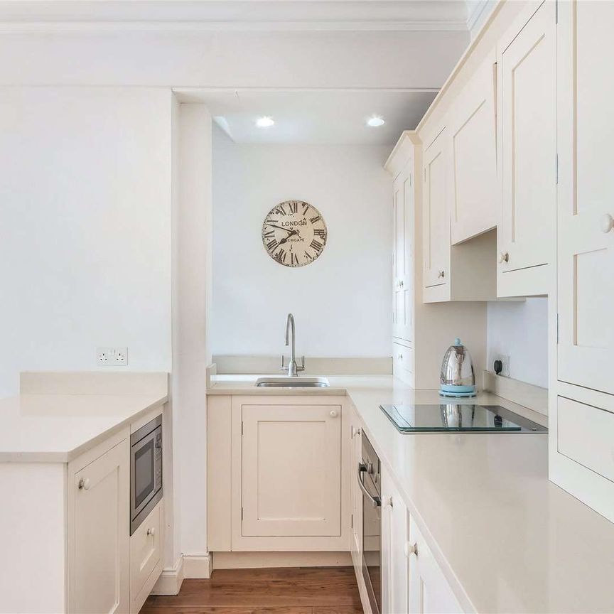 Beautifully appointed 1 bedroom apartment, in this impressive period mansion block - Photo 1