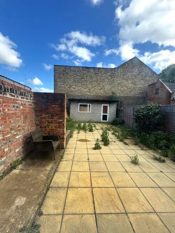 4 bedroom terraced house to rent - Photo 3