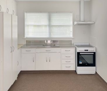 Partially renovated and close to Queensgate - Photo 3