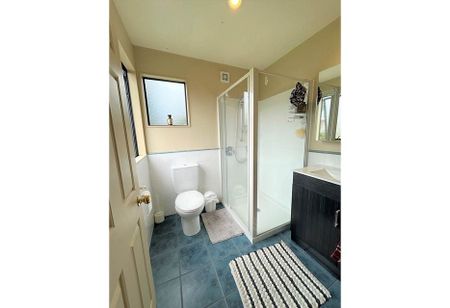 Beautiful 4 Bedroom House in Blockhouse Bay - Photo 3