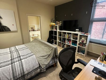 2 Bedroom Apartment - Photo 4