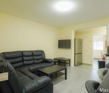 6 bedroom semi-detached house to rent - Photo 2