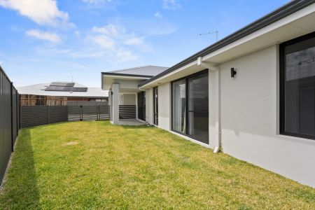 Modern comfort & space in Baldivis Parks Estate. - Photo 3