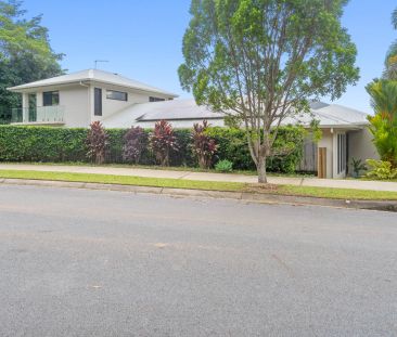 Executive family home with pool and modern comforts - Photo 6