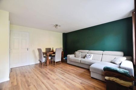 3 bedroom end of terrace house to rent - Photo 3