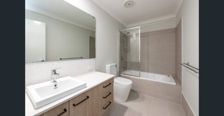 LIGHT AND BRIGHT HOME - Photo 2