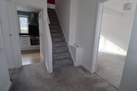 3 bedroom semi-detached house to rent - Photo 3