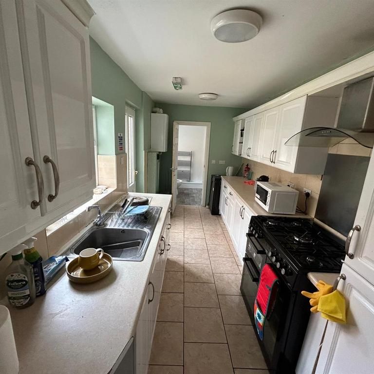 1 bedroom in a house share to rent - Photo 1
