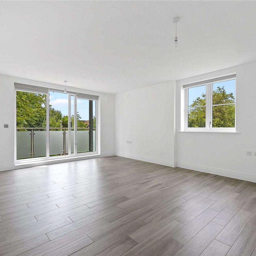 Luxury ground floor three bedroom apartment set in a gated development in Northwood. - Photo 1