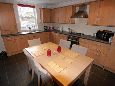 2 bedroom terraced house to rent - Photo 4