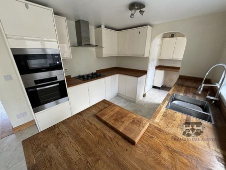 4 bedroom detached house to rent - Photo 3