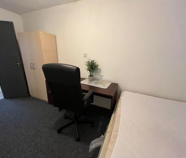 1 bedroom in a house share to rent - Photo 4