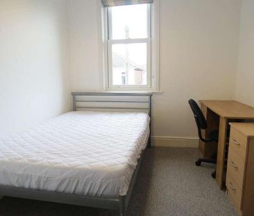 Bedroom Detached House In Winton, BH9 - Photo 4