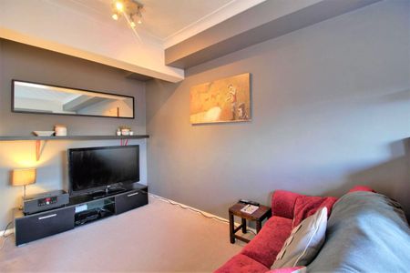 Southampton Street, Farnborough, Hampshire, GU14 - Photo 2