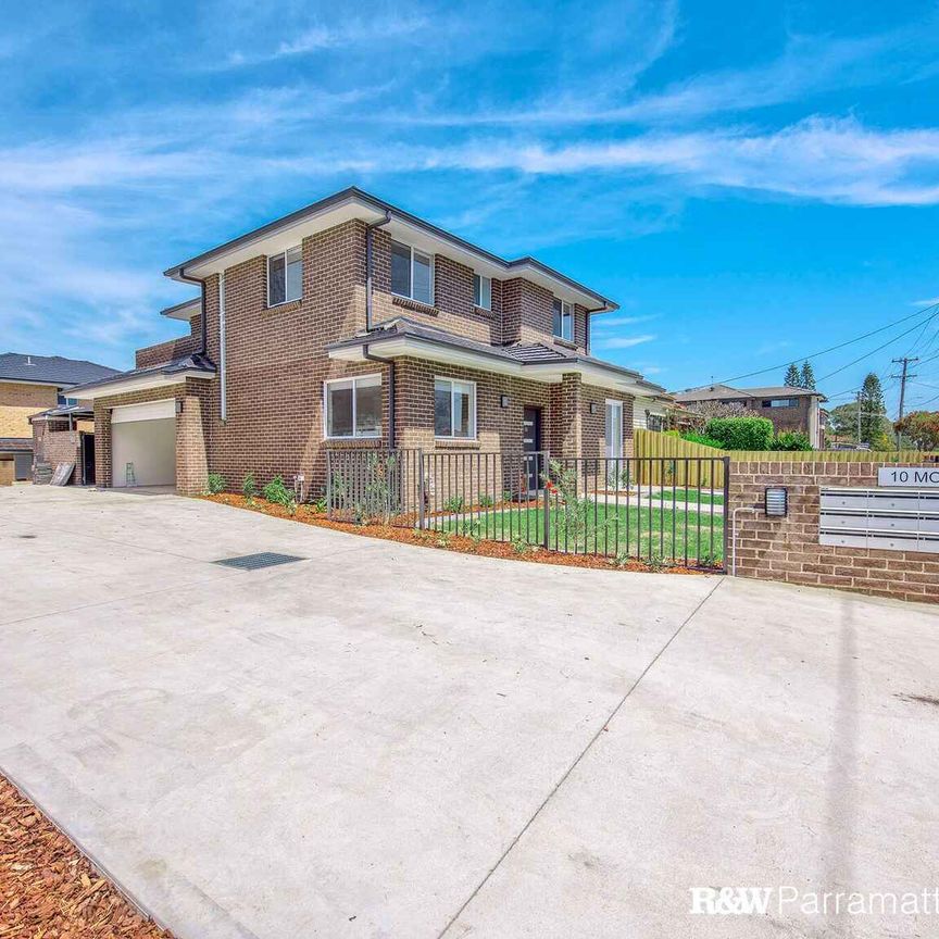 MODERN 3 BEDROOM TOWNHOUSE - Photo 1